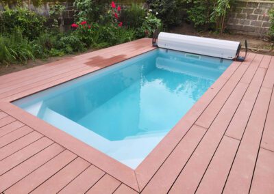 Eau transparente dans une piscine haut de gamme