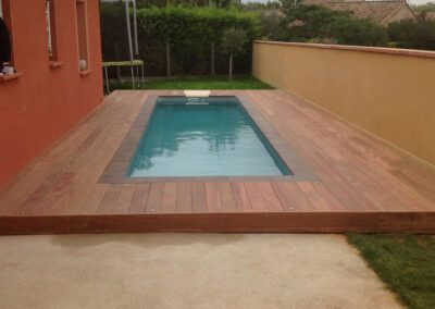 Piscine au style minimaliste et épuré