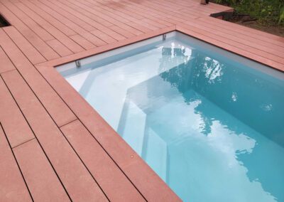 Piscine avec eau cristalline et limpide