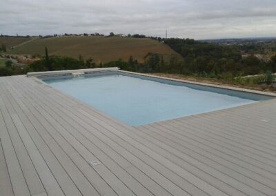Piscine en dur avec plage en bois
