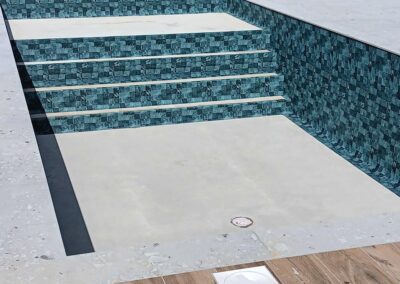 Piscine familiale en béton avec carrelage bleu