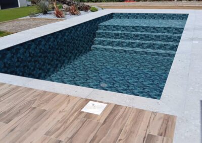 Piscine traditionnelle avec escalier immergé
