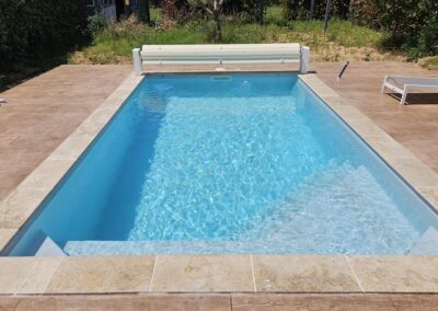 Piscine traditionnelle avec margelle en pierre